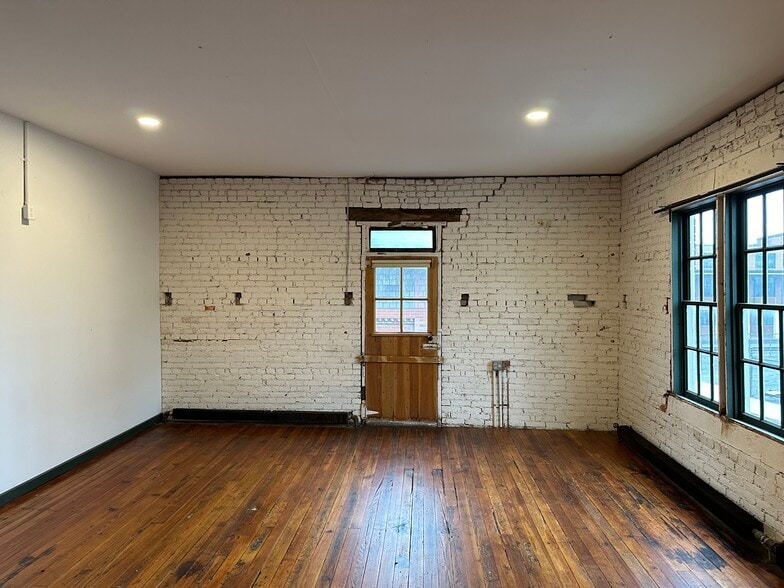 More Photos Of 55 N Cedar St, Lititz Showroom For Lease