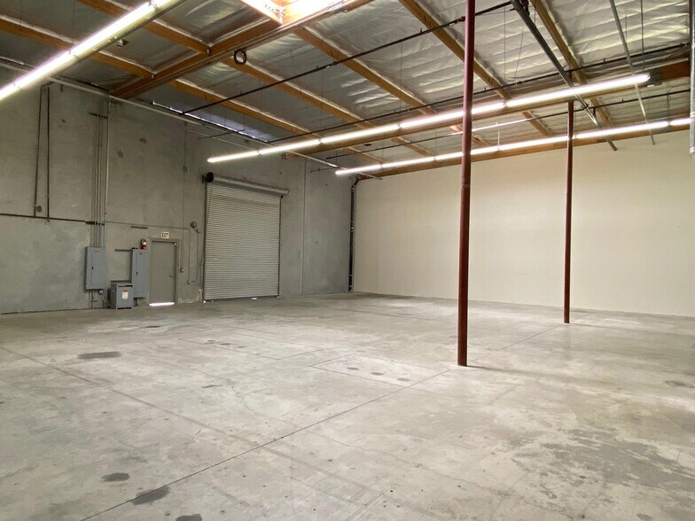 More Photos Of 201 Bernoulli Cir, Oxnard Warehouse For Lease