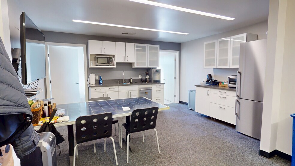 More Photos Of 947 Washington St, San Carlos Warehouse For Lease