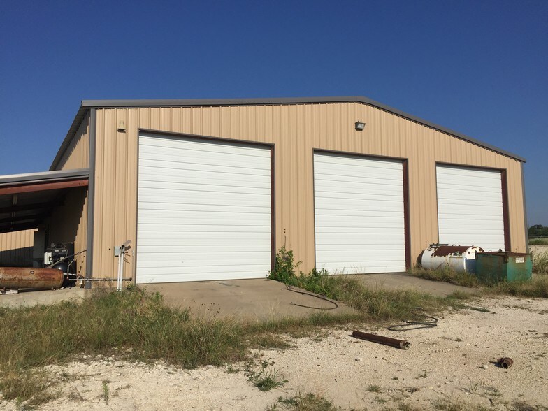 More Photos Of 6750 W 67 Hwy, Cleburne Warehouse For Lease