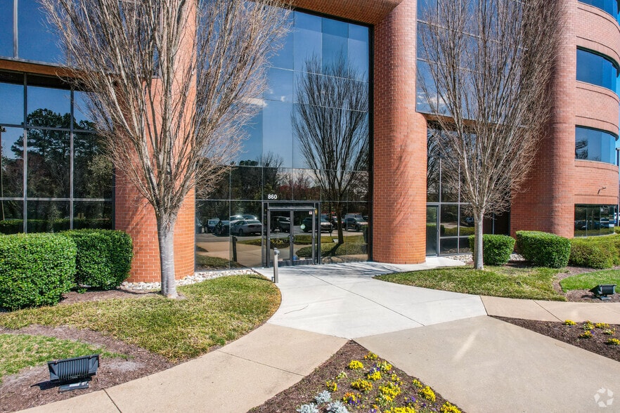 More Photos Of 860 Greenbrier Cir, Chesapeake Unknown For Lease