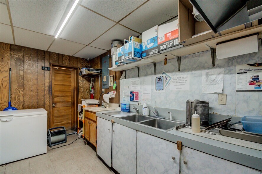 More Photos Of 1705 SW Frank Phillips Blvd, Bartlesville Service Station For Sale