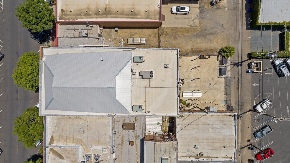 More Photos Of 128 S E St, Exeter Storefront For Sale