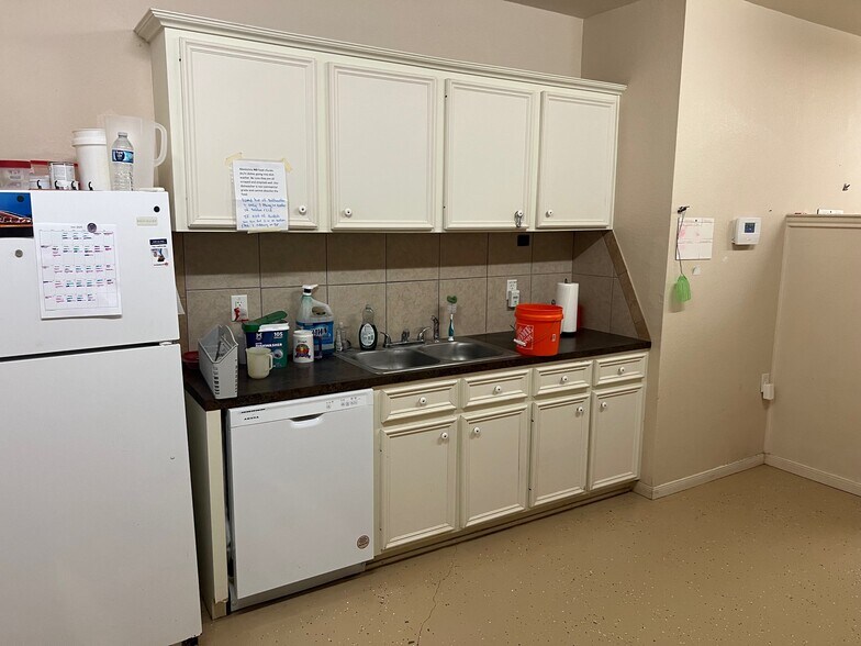 More Photos Of 628 E Veterans Memorial Blvd, Harker Heights Veterinarian Kennel For Sale
