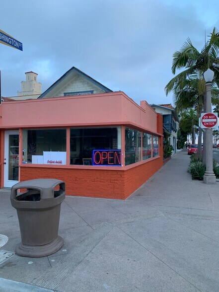 More Photos Of 701 E Balboa Blvd, Newport Beach Storefront Retail Residential For Lease