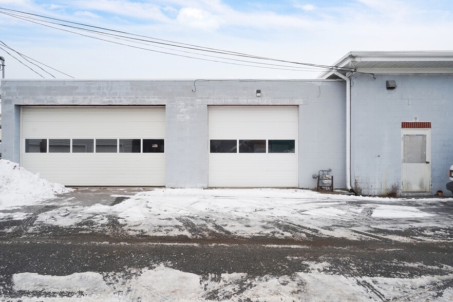 More Photos Of 27 Division St, Waterford Freestanding For Sale