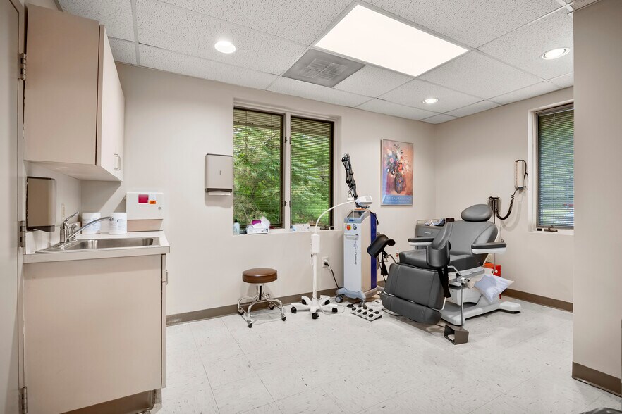 More Photos Of 2 Chelsea Pl, Clifton Park Medical For Sale