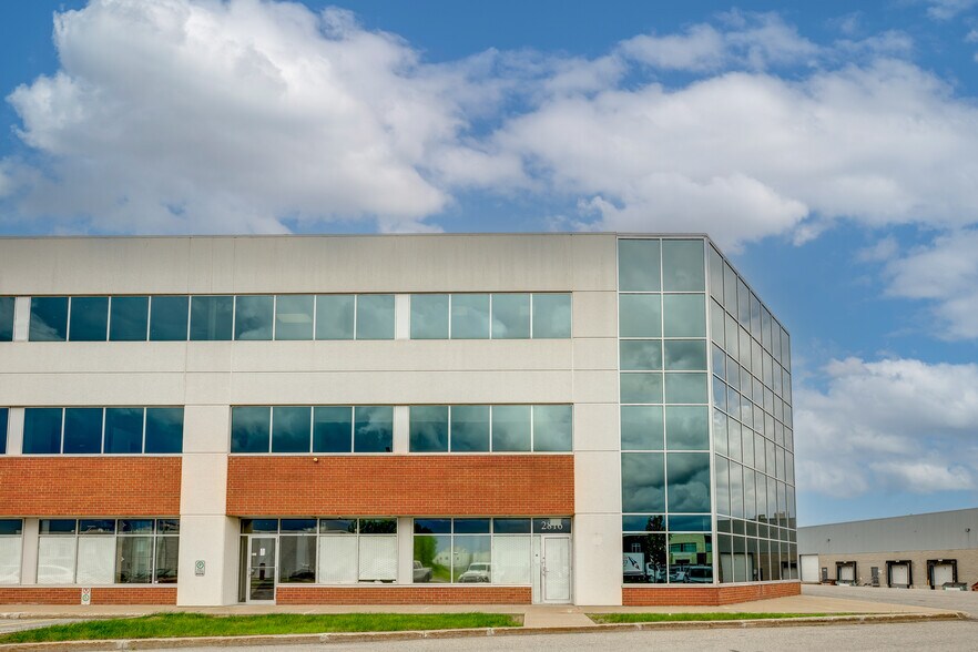 More Photos Of 4451-4479 Laval Aut W, Laval Showroom For Lease