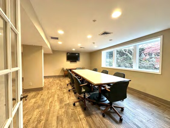 More Photos Of 214 Aberdeen Dr, Valparaiso Office For Sale