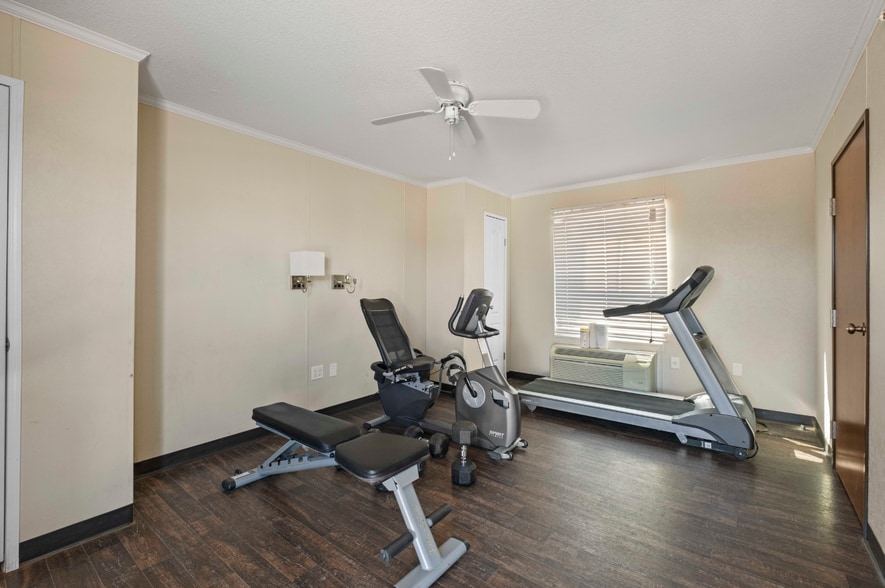 More Photos Of 100 W Taos St, Hobbs Hotel For Sale