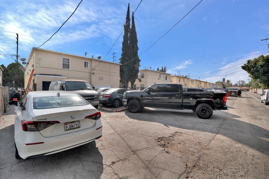 More Photos Of 17007-17013 Vanowen St, Van Nuys Apartments For Sale