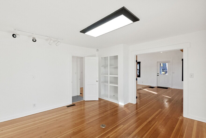 More Photos Of 15 NW Franklin Ave, Bend Office For Sale
