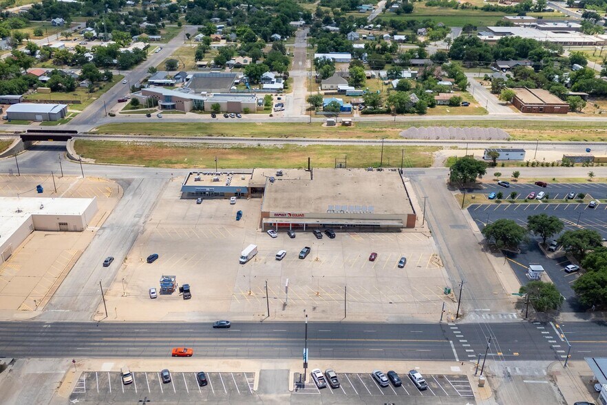 More Photos Of 500-511 E Broadway St, Sweetwater Storefront For Sale