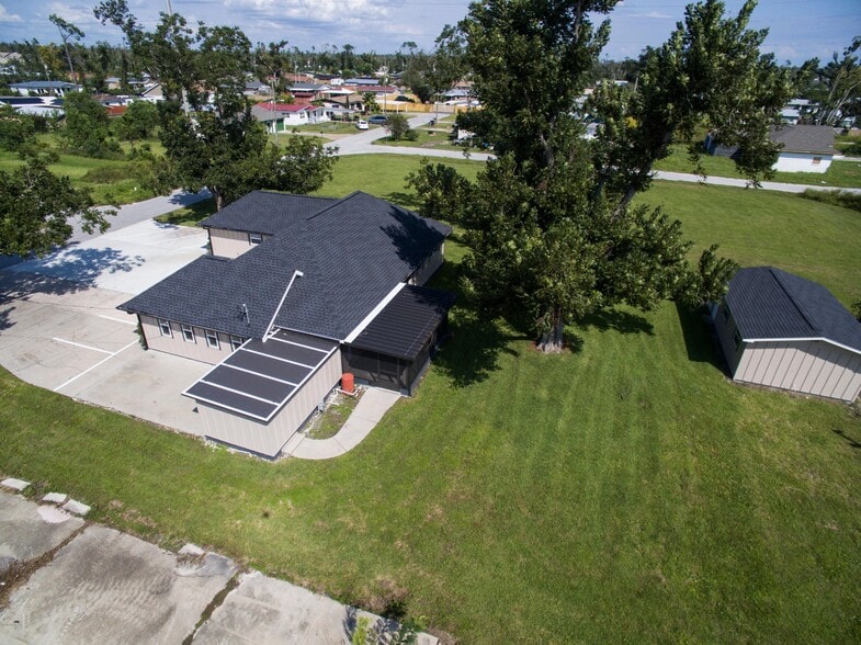 More Photos Of 5618 Lilly St, Panama City Office For Lease