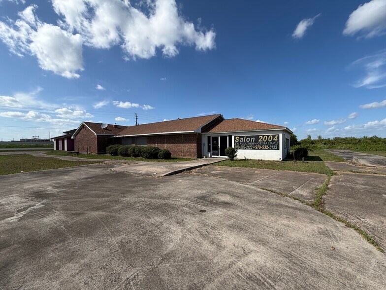 More Photos Of 111 County Road 227, East Bernard Freestanding For Lease
