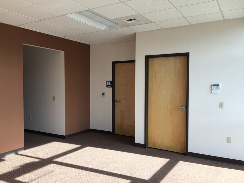 More Photos Of 1721 W Valley Hwy N, Auburn Warehouse For Lease