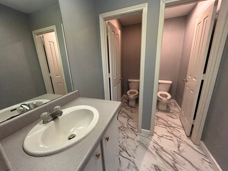 More Photos Of 2003 E US Highway 84, Palestine Office For Sale