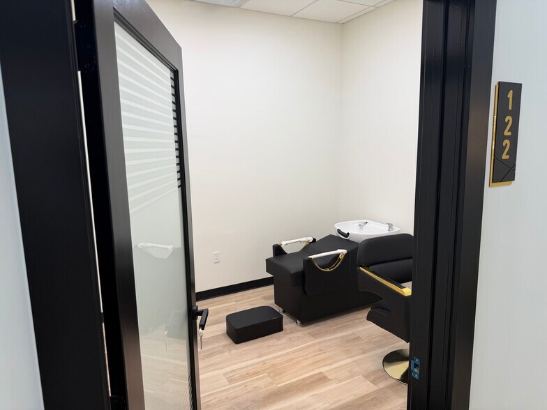 More Photos Of 5770 Peachtree Industrial Blvd, Norcross Storefront For Lease