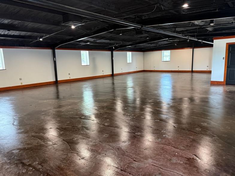 More Photos Of 334 N Clarendon Ave, Scottdale Warehouse For Lease