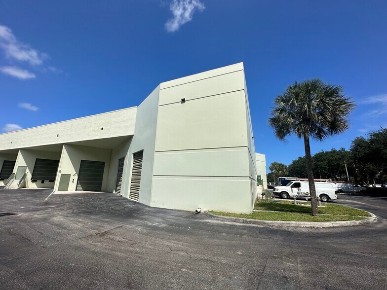 More Photos Of 1200 S Rogers Cir, Boca Raton Warehouse For Lease