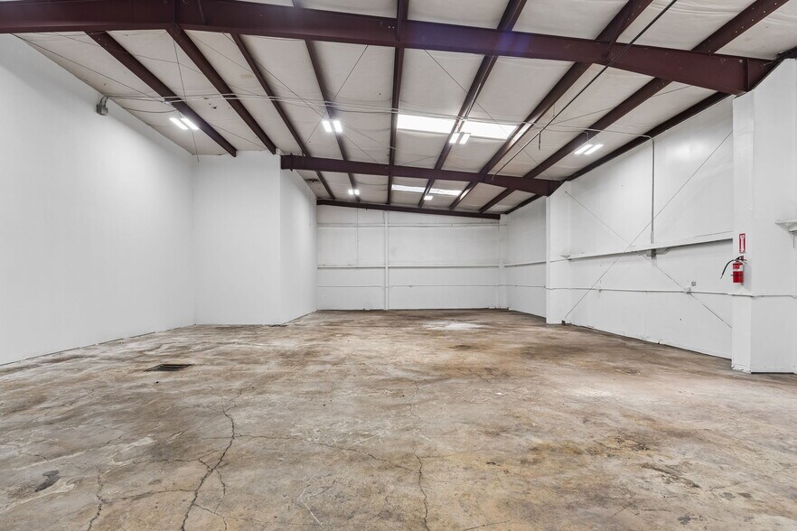 More Photos Of 778 Isom Rd, San Antonio Freestanding For Lease