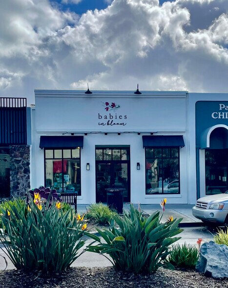 More Photos Of 127 Main St, Vista Storefront For Lease