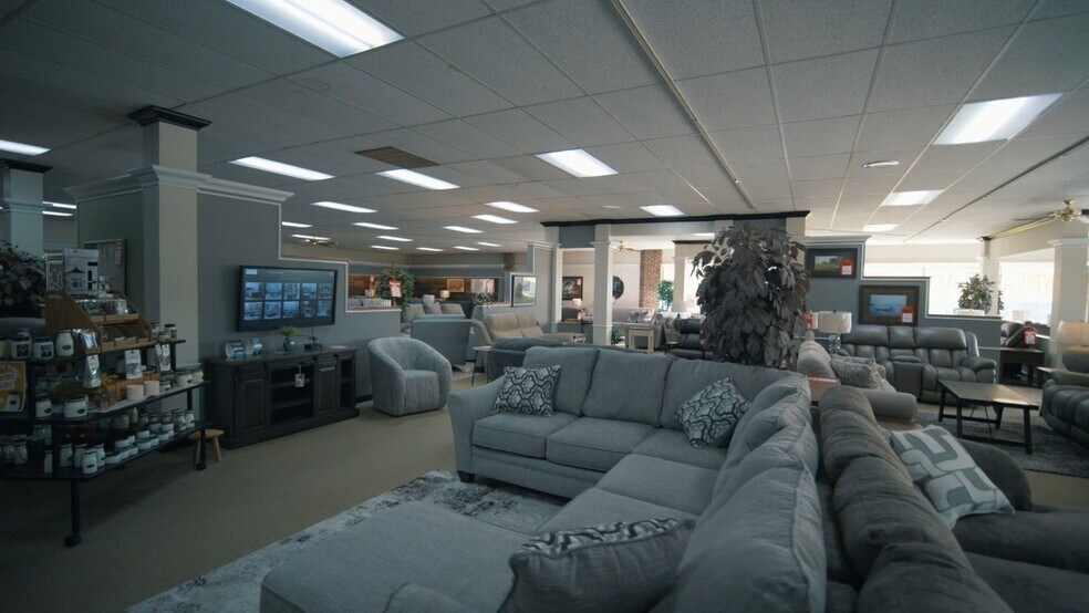 More Photos Of 101 9th St, Charles City General Retail For Sale