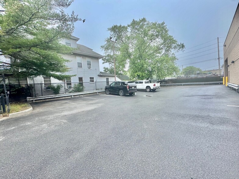 More Photos Of 130 Sheridan Blvd, Inwood Warehouse For Sale