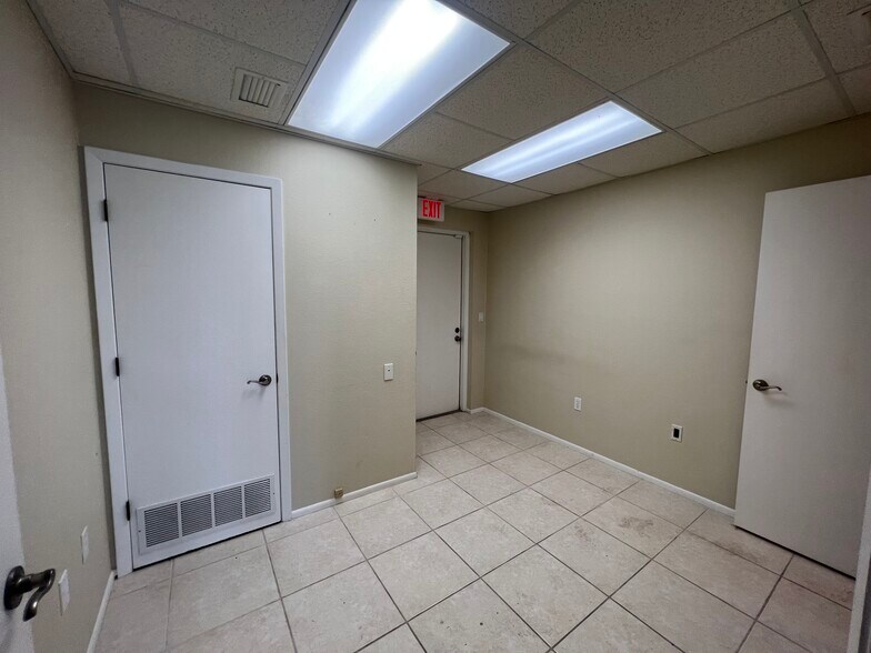 More Photos Of 2009-2025 S McCall Rd, Englewood Medical For Lease