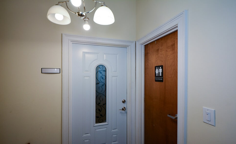 More Photos Of 8046 Roswell Rd, Atlanta Office For Sale