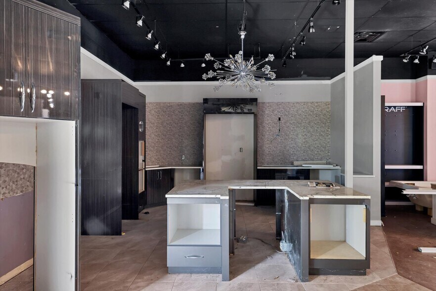 More Photos Of 2451 17th St, Sarasota Showroom For Sale