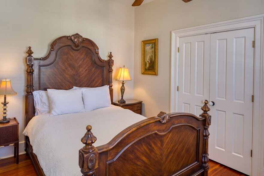 More Photos Of 14 E Taylor St, Savannah Specialty For Sale