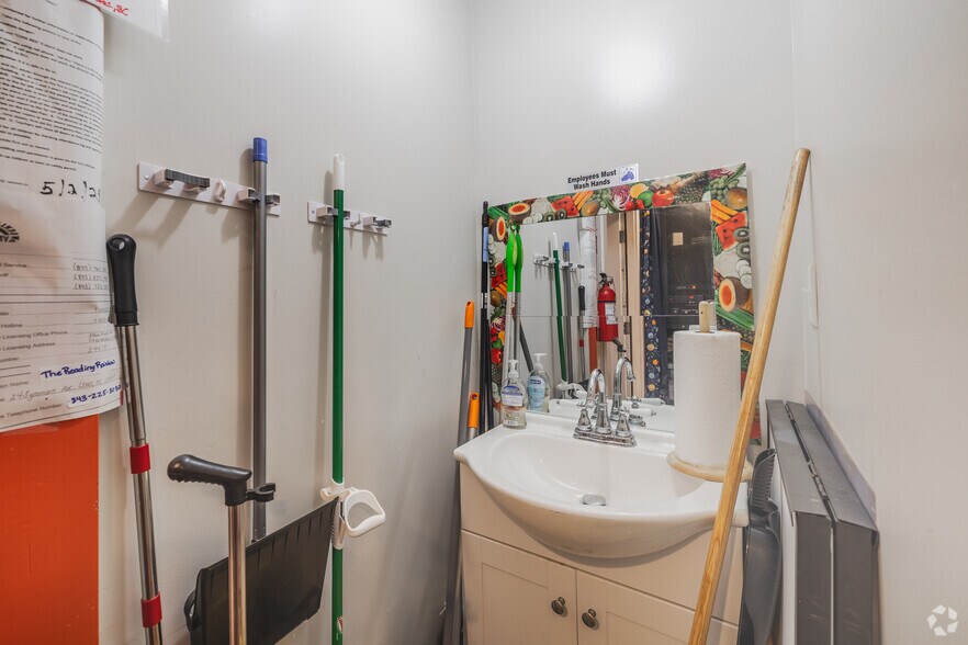 More Photos Of 24 Sycamore Ave, Charleston General Retail For Sale