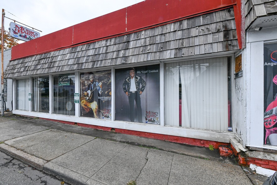 More Photos Of 920 S Chapman St, Greensboro Storefront For Lease