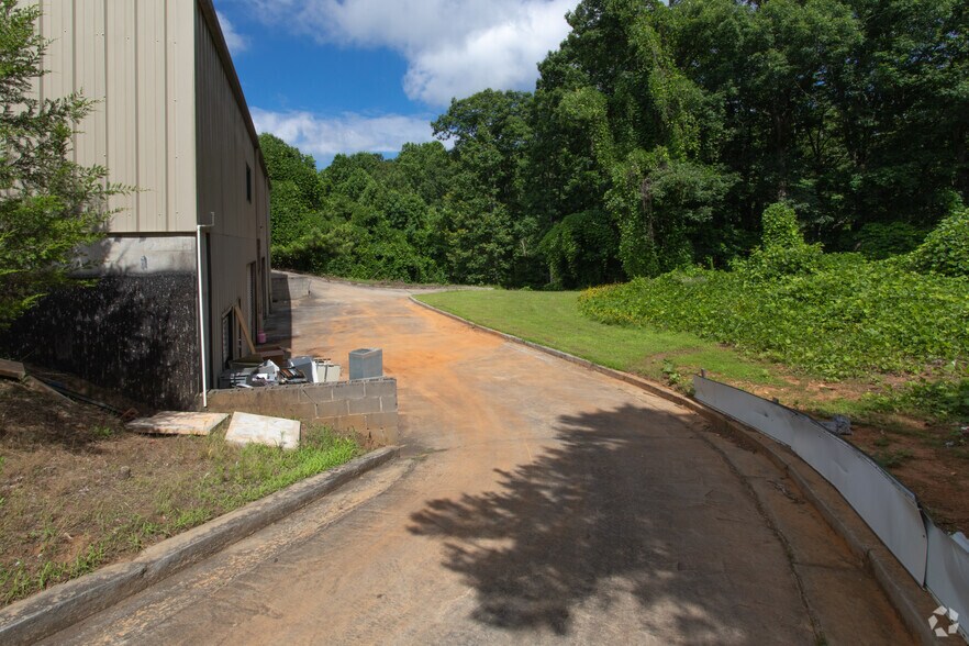 More Photos Of 2365 Monroe Dr, Gainesville Warehouse For Lease
