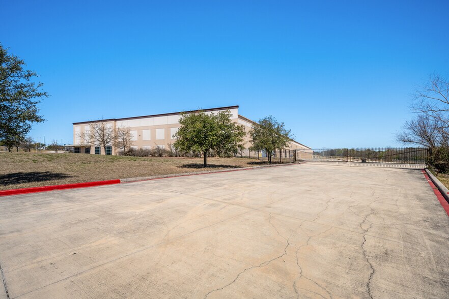 More Photos Of 1732 Universal City Blvd, Universal City Warehouse For Lease