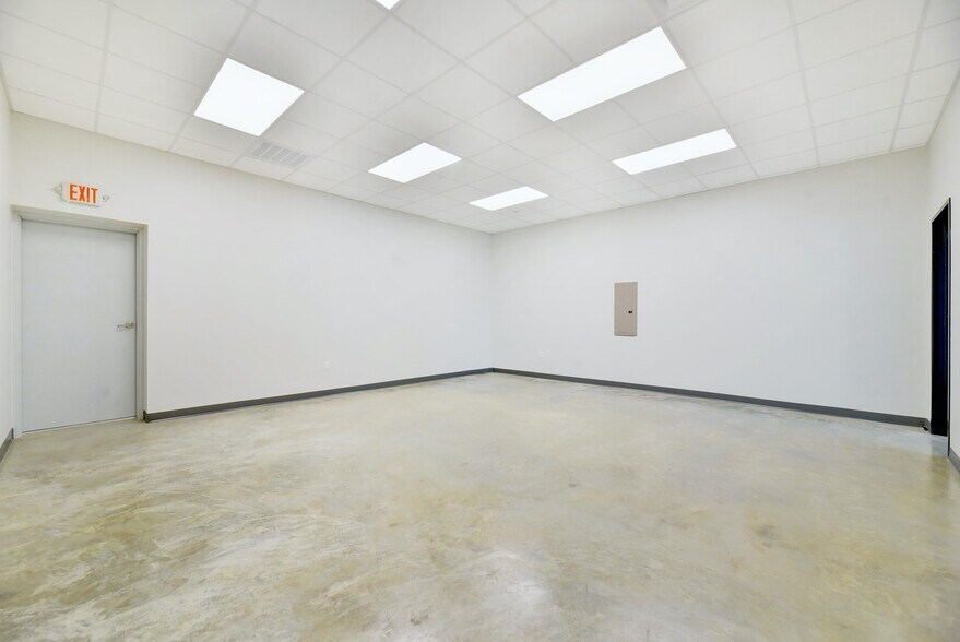 More Photos Of 11215 Conroy Ln, Austin Showroom For Lease