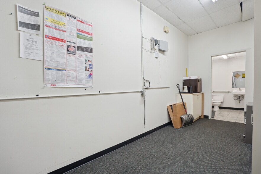 More Photos Of 1505-1527 E San Marnan Dr, Waterloo Unknown For Lease