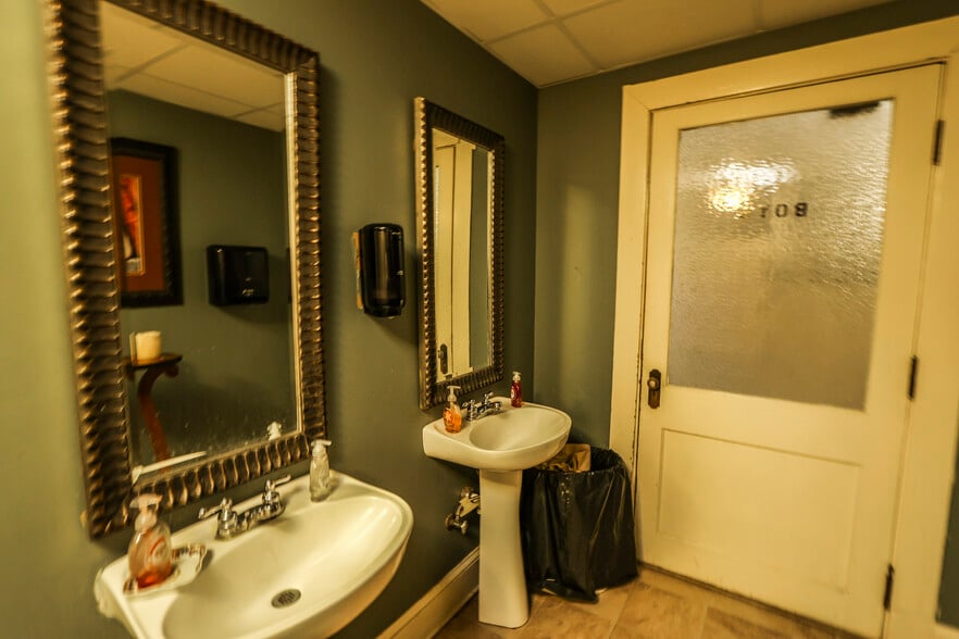 More Photos Of 1024 Noble St, Anniston Storefront Retail Office For Sale