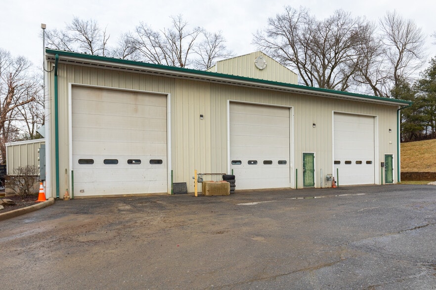 More Photos Of 72 Airport Dr, Wappingers Falls Manufacturing For Lease