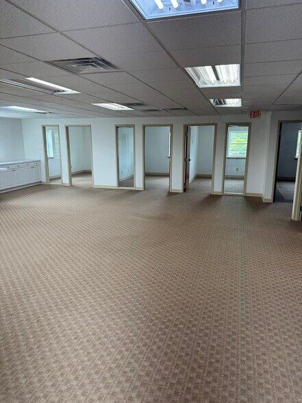 More Photos Of 6 Berkeley Rd, Devon Storefront Retail Office For Lease