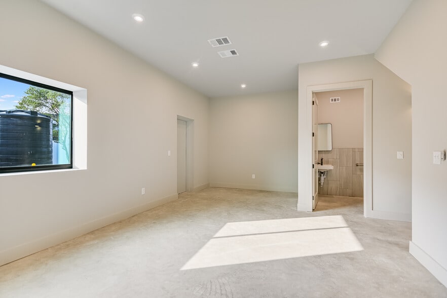 More Photos Of 15210 Fitzhugh Rd, Austin Warehouse For Sale