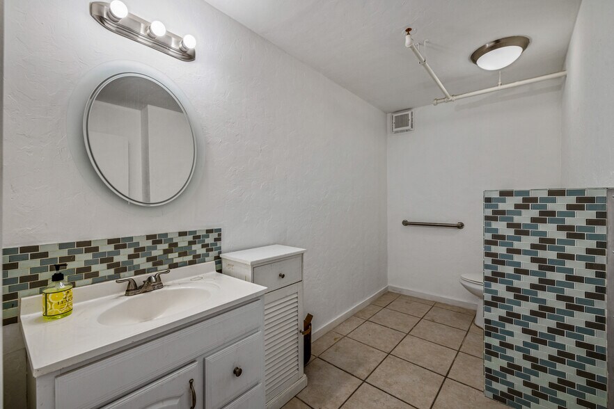 More Photos Of 4775-4779 E Ramon Rd, Palm Springs Warehouse For Sale