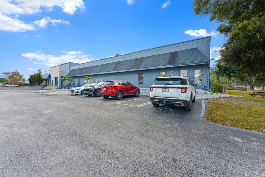 More Photos Of 7490 N 30th Ave, Saint Petersburg Showroom For Sale