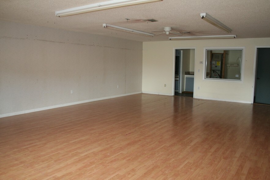 More Photos Of 3221 E Thomas St, Inverness Storefront For Sale