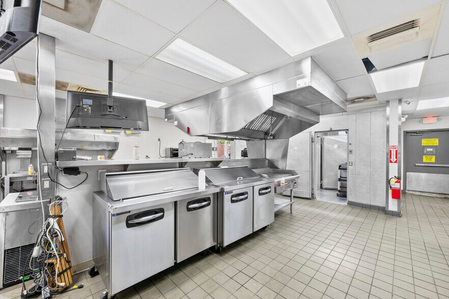 More Photos Of 32704 Grand River Ave, Farmington Restaurant For Sale