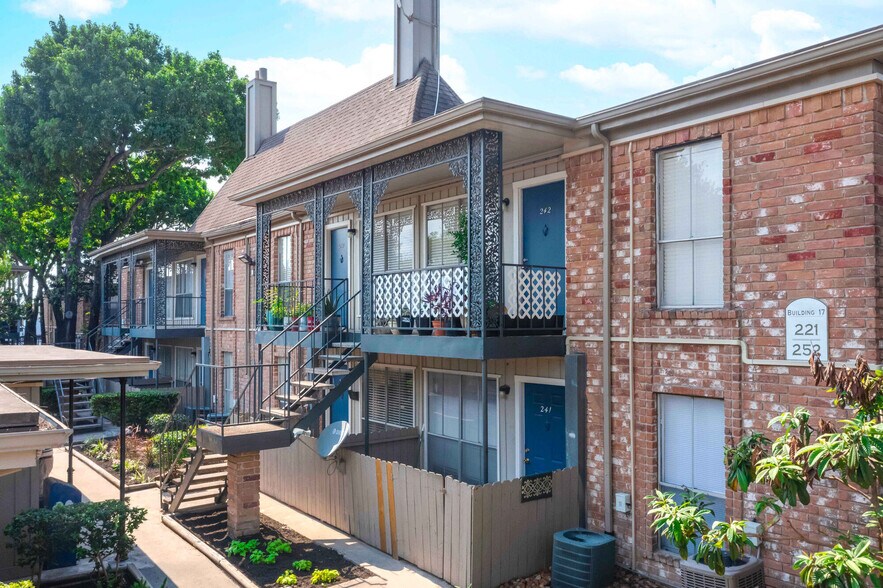 More Photos Of 10000 Hammerly Blvd, Houston Apartments For Sale