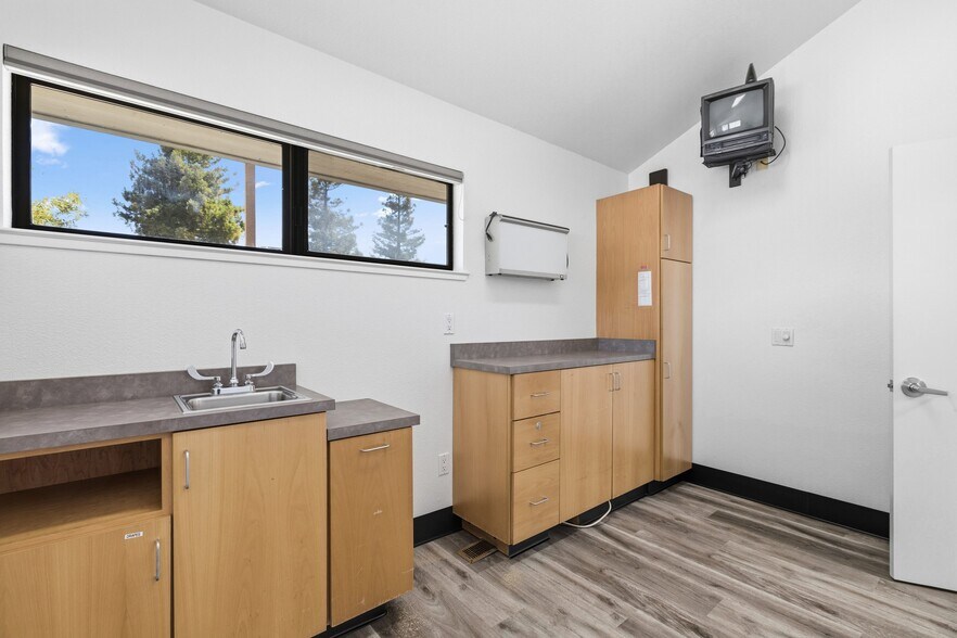 More Photos Of 47 Penny Ln, Watsonville Medical For Sale