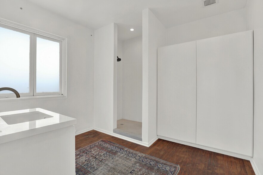 More Photos Of 435 S Boyle Ave, Los Angeles Office Residential For Sale