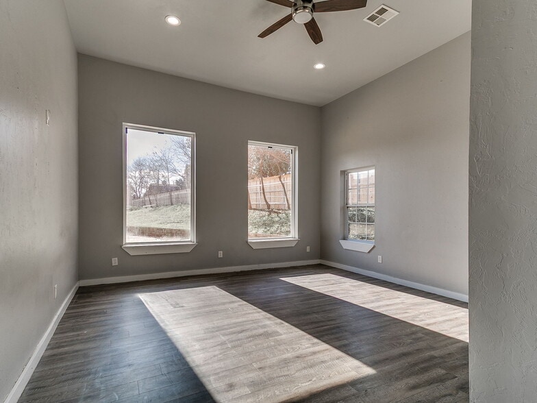 More Photos Of 3875 E Waterloo Rd, Edmond Warehouse For Lease